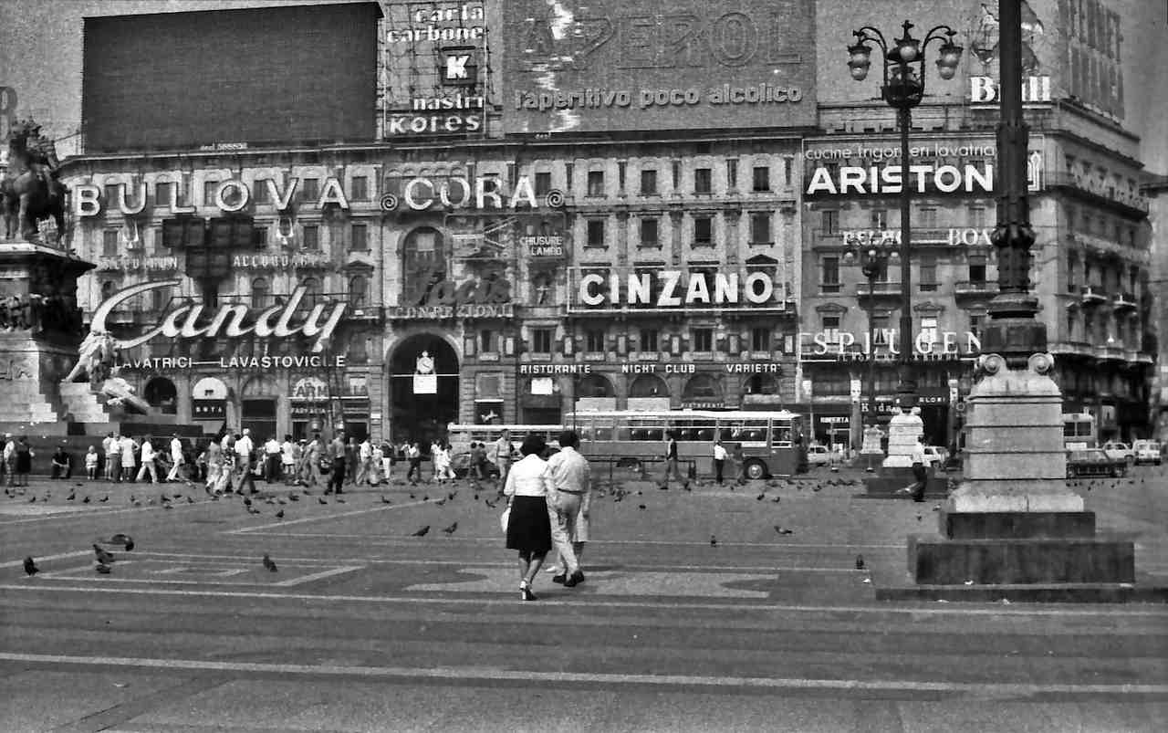 10.-Palazzo-Carminati-in-faccia-al-Duomo-nel-1975.jpg
