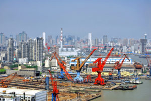 Il porto di Shanghai con la città sullo sfondo