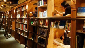 A Tokyo inaugurato l’albergo-libreria: con l’ingegno la cultura diventa business