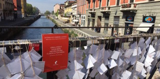 27 aprile 2016. Non lucchetti ma poesie- il 'Poetry Bridge' sui Navigli di Milano