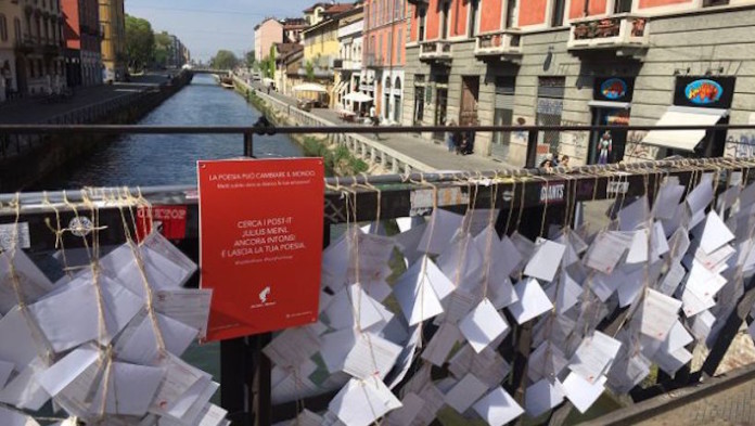 27 aprile 2016. Non lucchetti ma poesie- il 'Poetry Bridge' sui Navigli di Milano