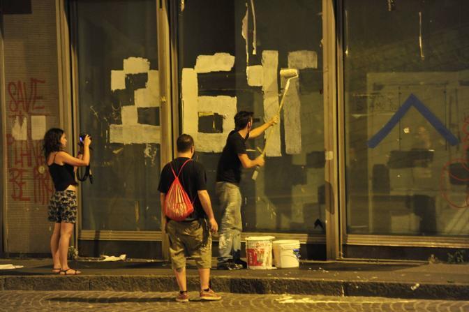 AZIONE DI MACAO CHE NELLA NOTTE SCRIVE CON RULLO E VERNICE IL NUMERO DI METRI QUADRI SUGLI EDIFICI ABBANDONATI. TORRE GALFA (GIANLUCA ALBERTARI, MILANO - 2013-07-24) p.s. la foto e' utilizzabile nel rispetto del contesto in cui e' stata scattata, e senza intento diffamatorio del decoro delle persone rappresentate - AZIONE DI MACAO CHE NELLA NOTTE SCRIVE CON RULLO E VERNICE IL NUMERO DI METRI QUADRI SUGLI EDIFICI ABBANDONATI. TORRE GALFA (GIANLUCA ALBERTARI, MILANO - 2013-07-24) p.s. la foto e' utilizzabile nel rispetto del contesto in cui e' stata scattata, e senza intento diffamatorio del decoro delle persone rappresentate -> SAVOIA CATTANEO FARAVELLI