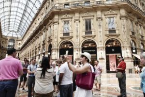 Turisti in giro in centro a Milano (Foto Omnimilano)