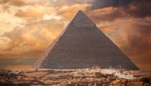piramide di cheope, milano