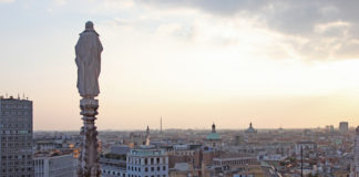 statue