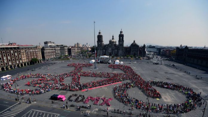 2016. In piazza della Costituzione oltre 3mila ciclisti disegnano la più grande bicicletta umana del mondo