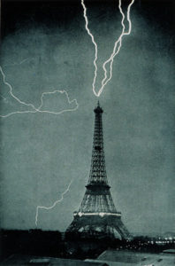 Un fulmine colpisce il parafulmine posto sulla cima della Torre Eiffel (3 Giugno 1902)