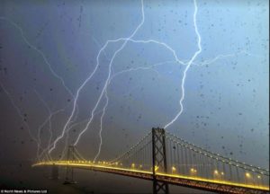 Parafulmini sul Bay Bridge in San Francisco