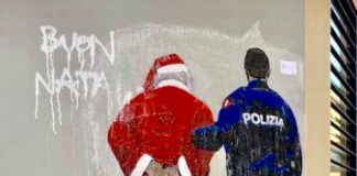 Arresto di Babbo Natale in via Tortona - Foto di Andrea Cherchi (c)