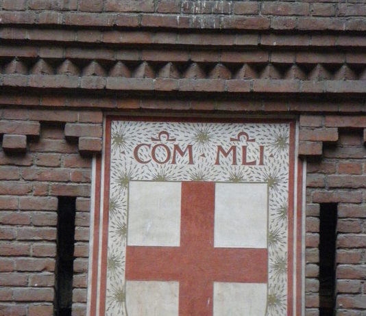 bandiera milano sul castello sforzesco