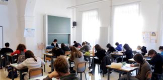 Scuola: studenti in classe.