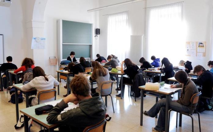 Scuola: studenti in classe.