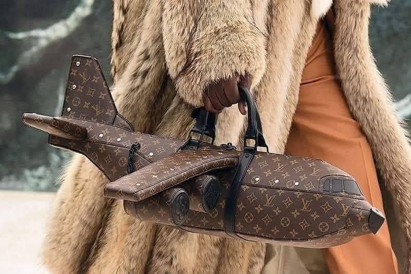 Louis Vuitton: il brand lancia la nuova borsa a forma di aereo