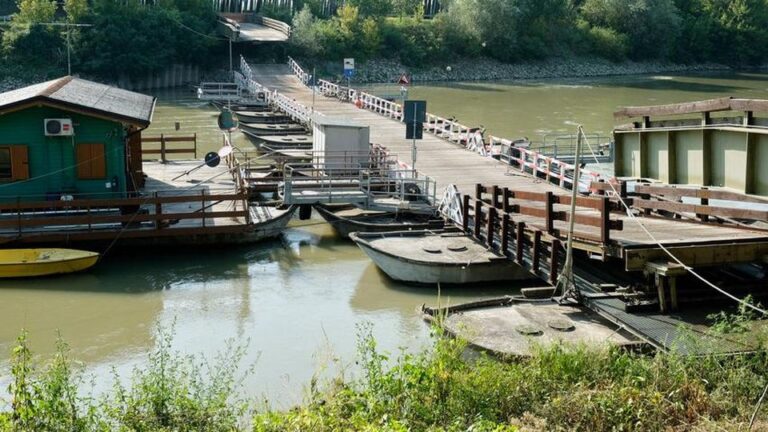 Il caso del curioso PONTE fatto solamente di BARCHE a due ...