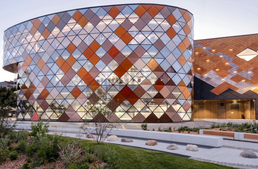 THE DRAGON BUILDING: is the most beautiful mall in the world