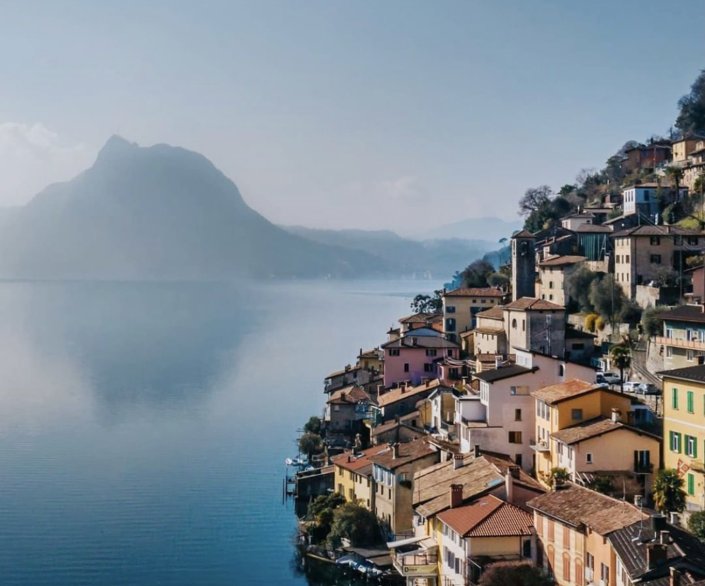 Un Tempo Adorato Ora Ignorato Da Lontano Osserva E Attende