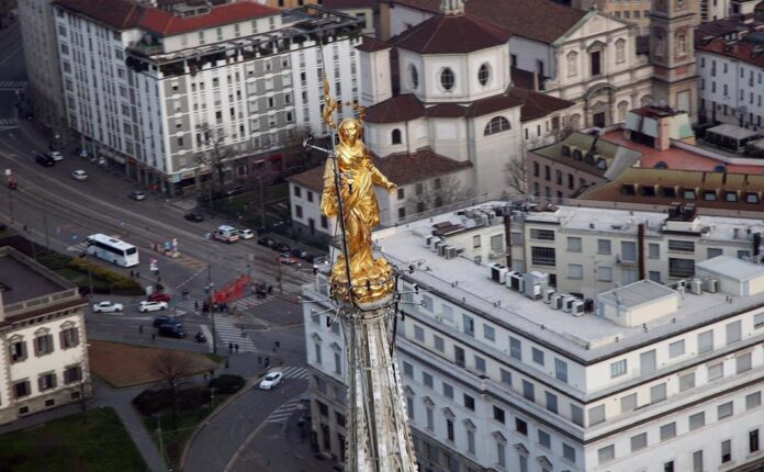 Quanto è GRANDE la MADONNINA del DUOMO di Milano?