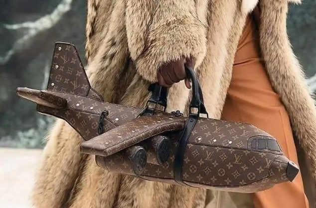 La borsa aeroplano di Louis Vuitton da 33mila euro ha scatenato