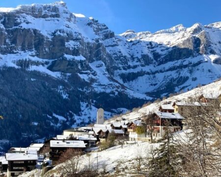 Il PAESINO SVIZZERO a 80 chilometri dall’Italia che paga fino a 70.000 euro per andare a viverci