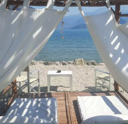 Il lido sul lago che sembra la Costa Smeralda… a un’ora da Milano