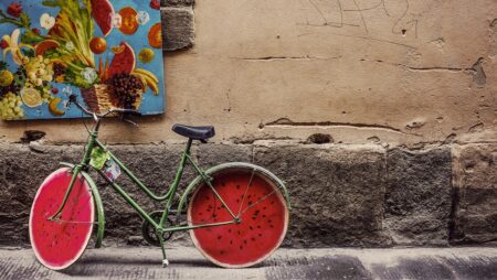C’è un comune in Italia che ti paga se vai in bici: e se lo facesse anche Milano (invece di fare solo guerra alle auto)?