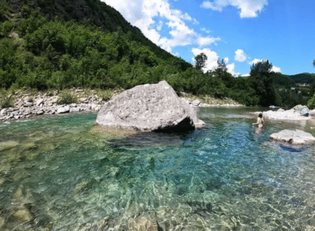 Un tuffo nel Medio Evo: la piscina naturale del villaggio medievale a poca distanza da Milano
