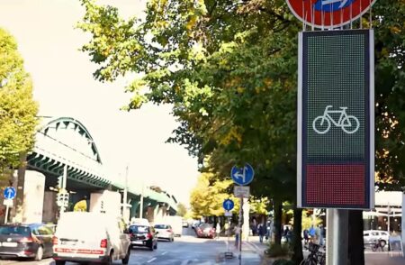 A Berlino i nuovi «semafori spia» solo per ciclisti: da mettere anche a Milano?