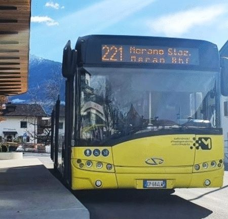 I bus di Bolzano silenziosi e smog-free: dagli scarichi esce vapore acqueo